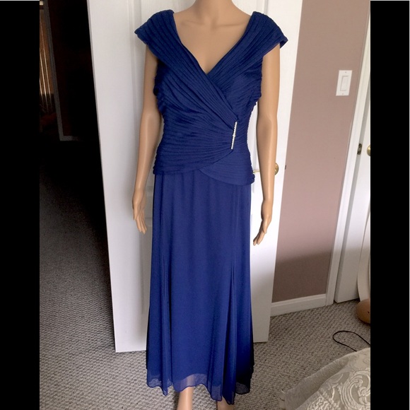 Ruched V- Neck Chiffon Dress - Picture 3 of 6